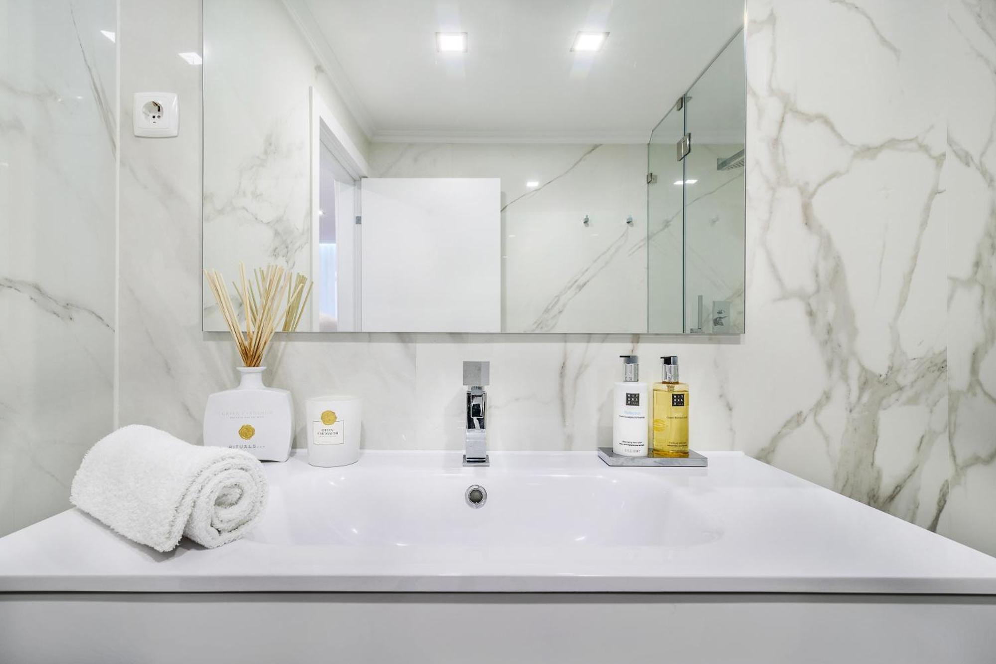 Whome City Chic Escape: Your Stylish Haven In Downtown Lisboa Exterior foto